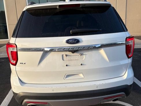 Used 2017 Ford Explorer XLT w/ Equipment Group 202A FWD image 5