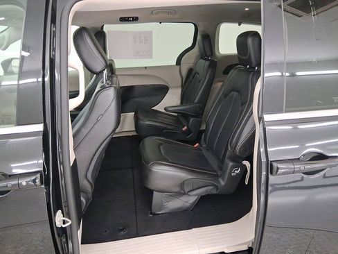 Used 2023 Chrysler Pacifica Touring-L image 12