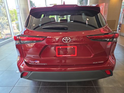 Used 2021 Toyota Highlander XLE AWD/4WD image 4