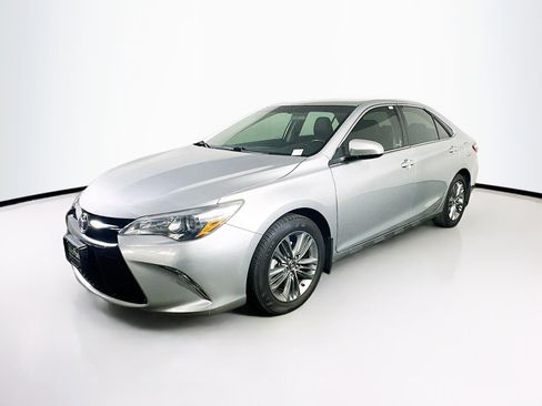 Used 2017 Toyota Camry SE image 3