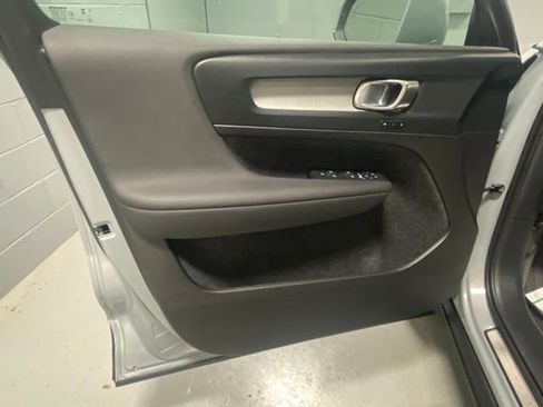 Used 2025 Volvo XC40 B5 Core image 7