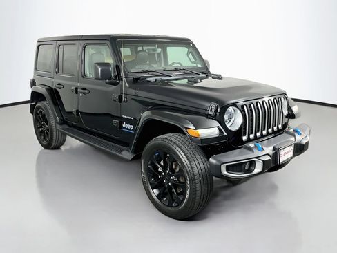 Used 2023 Jeep Wrangler Unlimited Sahara w/ Dual Top Group AWD/4WD image 3