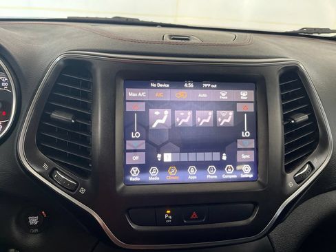 Used 2019 Jeep Cherokee Trailhawk AWD/4WD image 68