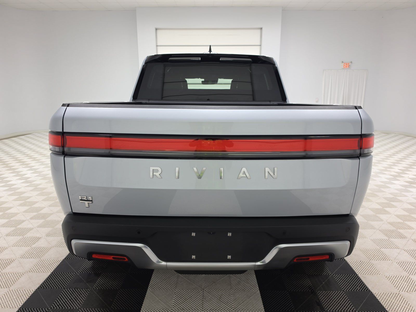 Used 2023 Rivian R1T Adventure Dual AWD/4WD image 4