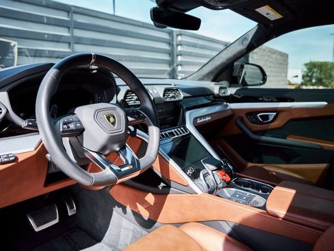 Used 2023 Lamborghini Urus S AWD/4WD image 2