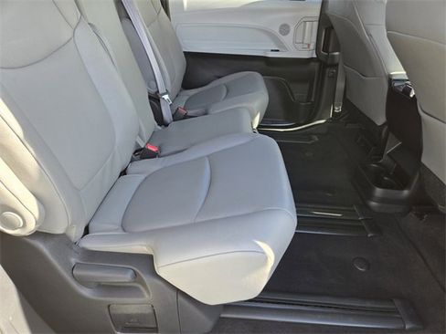 Used 2025 Toyota Sienna XLE image 17