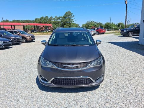 Used 2017 Chrysler Pacifica Limited w/ UConnect Theater Package FWD image 7