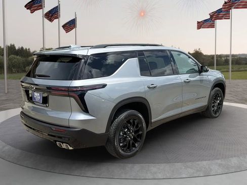 Used 2026 Chevrolet Traverse LT w/ Midnight/Sport Edition FWD image 6
