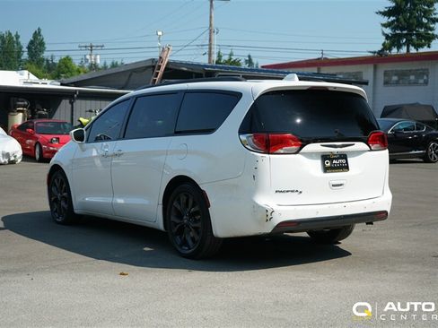 Used 2018 Chrysler Pacifica Touring Plus FWD image 6