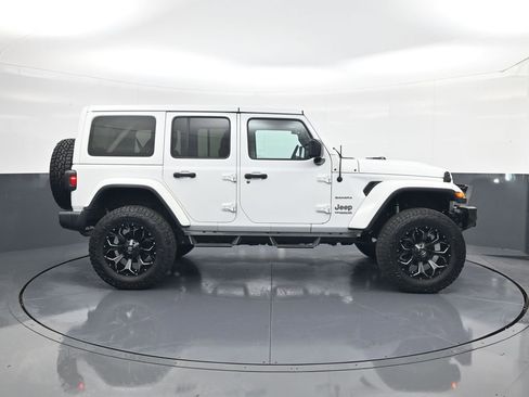 Used 2018 Jeep Wrangler Unlimited Sahara AWD/4WD image 8