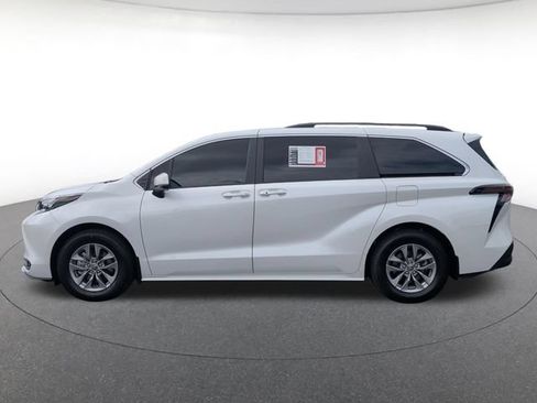 Used 2025 Toyota Sienna XLE w/ XLE Plus Package FWD image 3