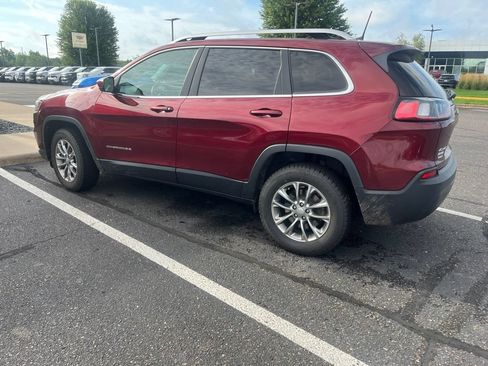 Used 2019 Jeep Cherokee Latitude Plus w/ Cold Weather Group AWD/4WD image 2