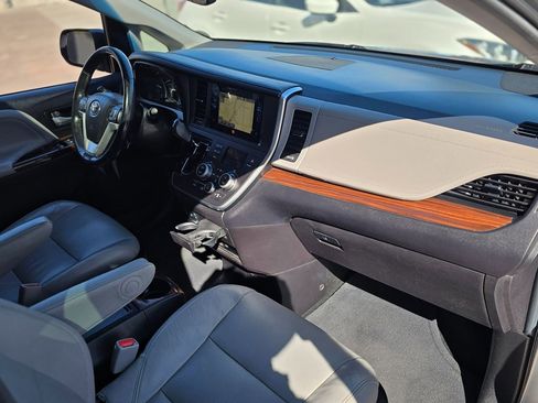 Used 2017 Toyota Sienna Limited Premium image 15