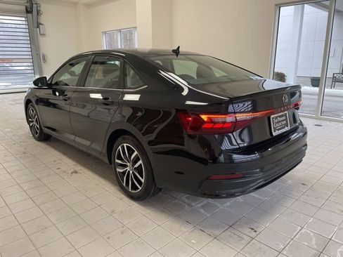 Certified 2025 Volkswagen Jetta SE image 2