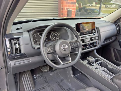 Used 2025 Nissan Pathfinder S FWD image 12