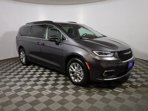 Used 2022 Chrysler Pacifica Touring-L w/ Uconnect Theater Family Group AWD/4WD image 4