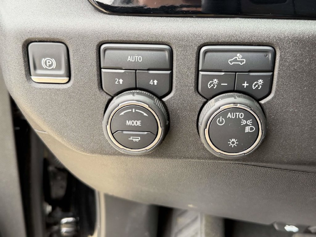 Used 2025 Chevrolet Silverado 1500 LT AWD/4WD image 24