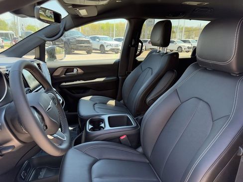 New 2026 Chrysler Pacifica Select FWD image 44