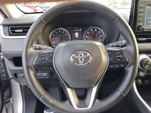 Used 2020 Toyota RAV4 XLE Premium FWD image 20