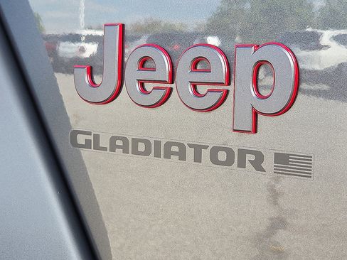 Used 2024 Jeep Gladiator Rubicon w/ Technology Group image 9