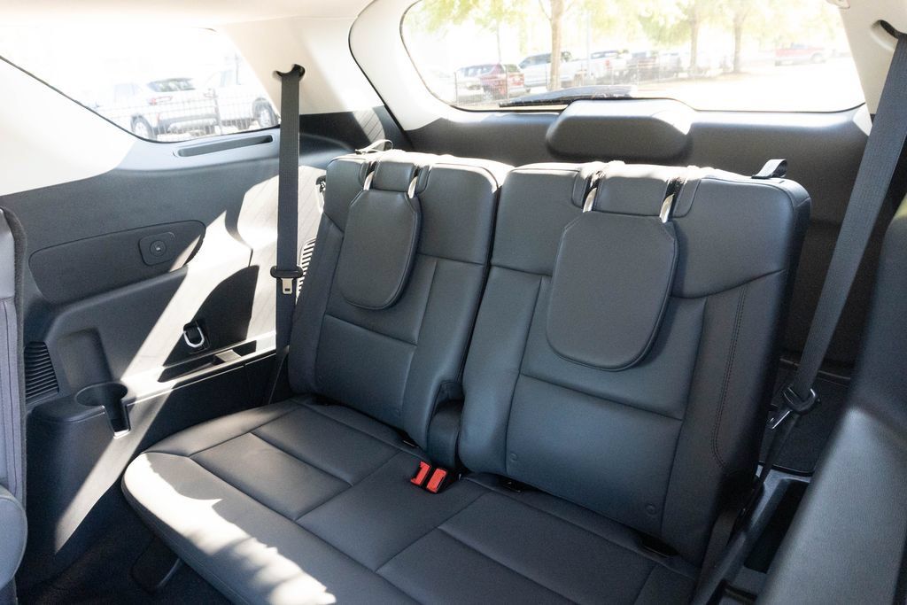 Used 2025 Ford Explorer Active w/ Active Comfort Package RWD image 23