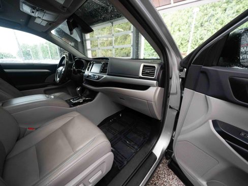 Used 2019 Toyota Highlander XLE AWD/4WD image 26