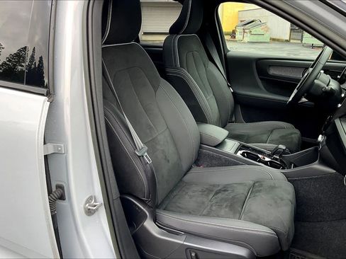 Used 2022 Volvo XC40 P8 Recharge Ultimate image 10