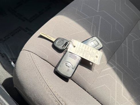 Used 2018 Toyota Tacoma TRD Sport AWD/4WD image 31