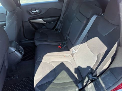 Used 2017 Jeep Cherokee Latitude w/ Cold Weather Group AWD/4WD image 32