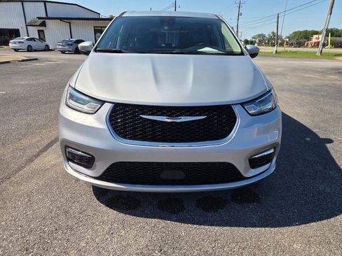 Used 2023 Chrysler Pacifica Touring-L FWD image 3