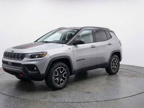 Used 2025 Jeep Compass Trailhawk AWD/4WD image 3