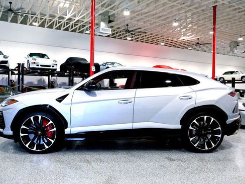 Used 2022 Lamborghini Urus AWD/4WD image 2