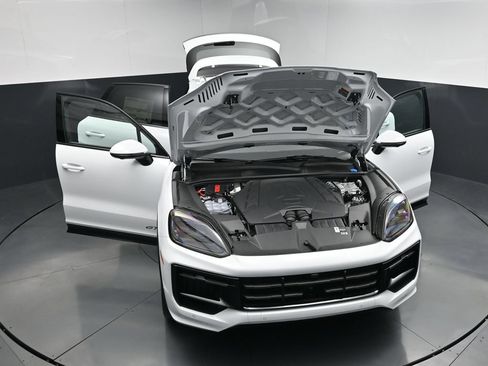 New 2026 Porsche Cayenne GTS AWD/4WD image 33