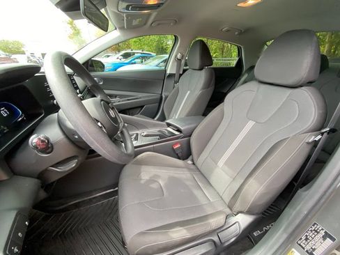 Certified 2025 Hyundai Elantra SE FWD image 23