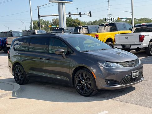 Used 2019 Chrysler Pacifica Touring-L FWD image 7