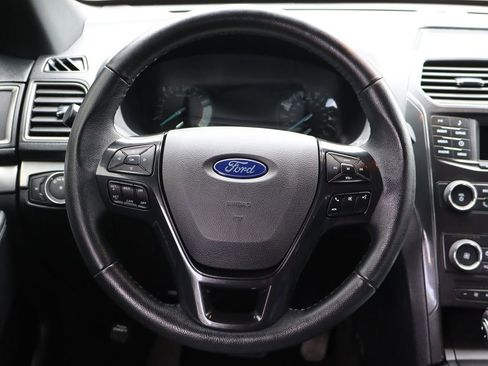 Used 2018 Ford Explorer XLT AWD/4WD image 18