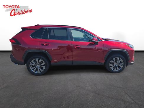 Used 2022 Toyota RAV4 XLE Premium AWD/4WD image 4