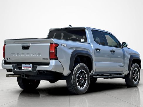 Certified 2025 Toyota Tacoma TRD Off-Road AWD/4WD image 5