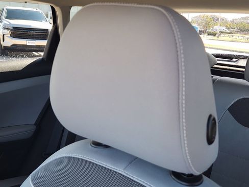 Used 2024 Volkswagen Taos SE image 15