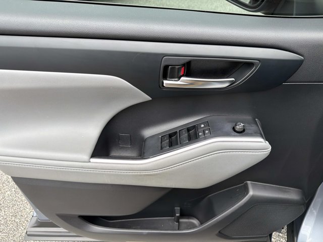 Used 2022 Toyota Highlander XLE FWD image 7