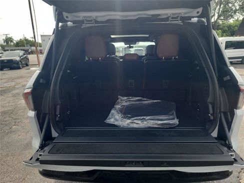 New 2026 Lincoln Navigator Reserve AWD/4WD image 19