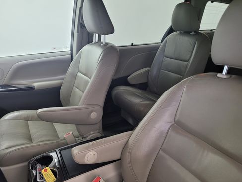 Used 2016 Toyota Sienna XLE w/ XLE Navigation Package FWD image 20