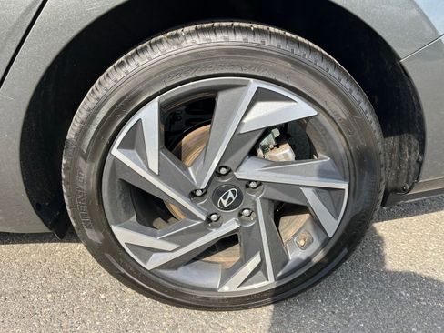 Used 2025 Hyundai Elantra Limited image 32