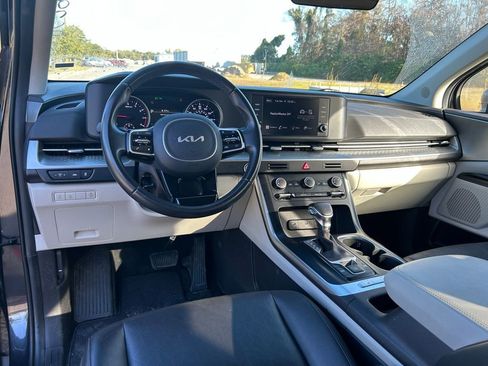 Used 2024 Kia Carnival LX image 12