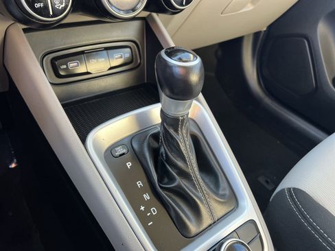 Used 2022 Hyundai Venue SEL image 21