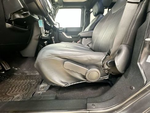 Used 2017 Jeep Wrangler Unlimited Sahara w/ Dual Top Group AWD/4WD image 15