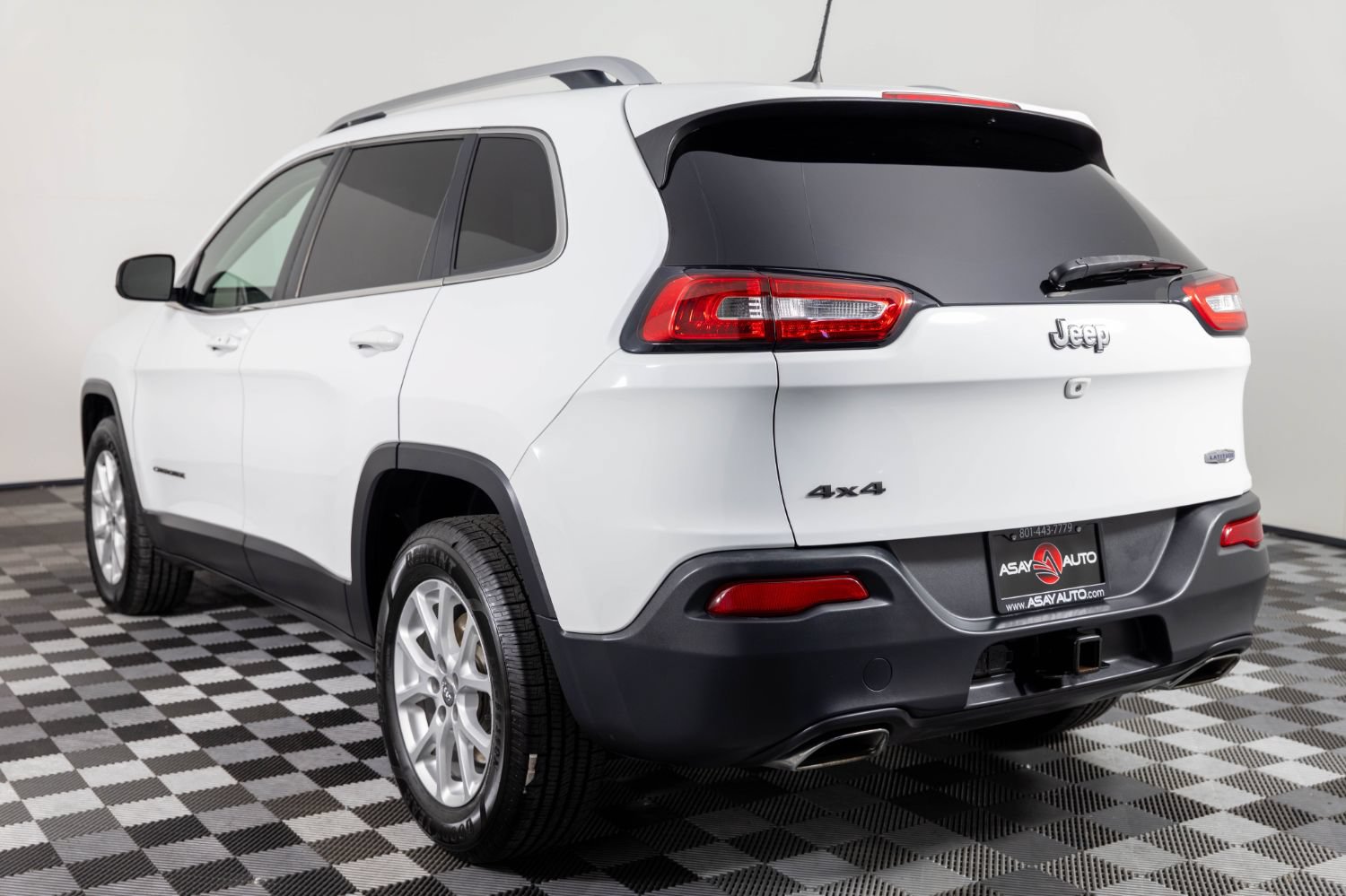 Used 2018 Jeep Cherokee Latitude Plus w/ Cold Weather Group AWD/4WD image 5