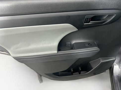 Used 2024 Toyota Highlander LE image 27