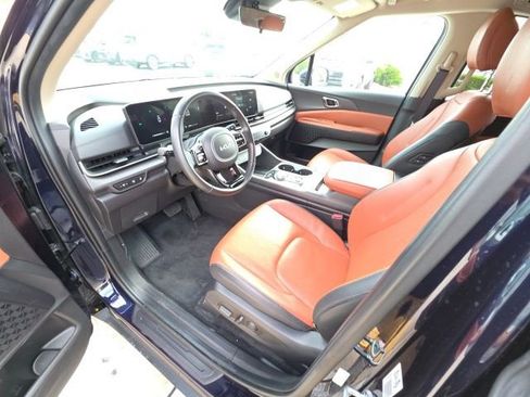 Used 2025 Kia Carnival EX image 12