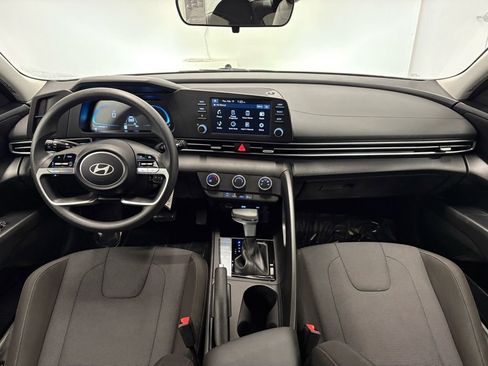 Used 2025 Hyundai Elantra SE image 28